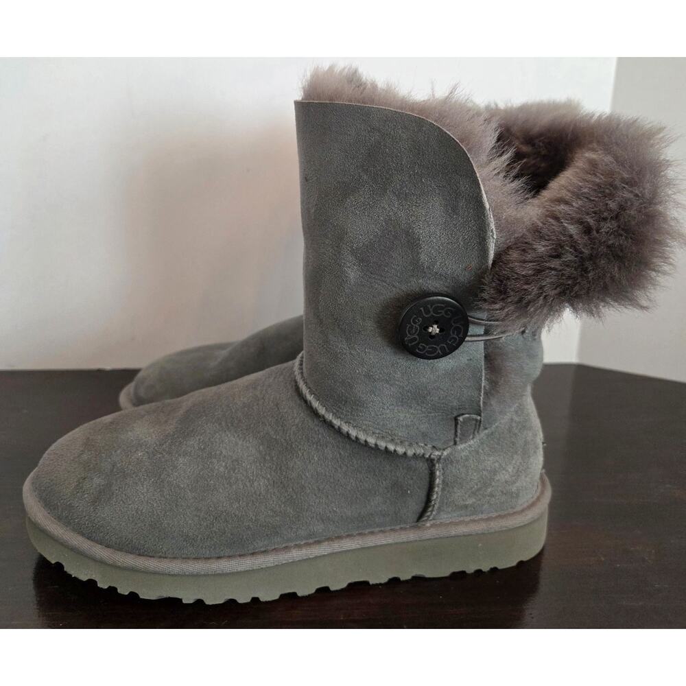 UGG Womens Bailey Button II Gray Size 7 Cozy EUC